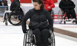 Tekerlekli sandalye curlingde sporcular, ay-yıldızlı forma için mücadele ediyor