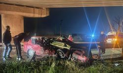 Tekirdağ'da bariyerlere çarpan otomobildeki 2 kişi öldü