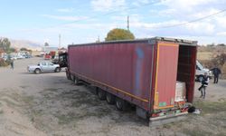 Tırın dorsesinde tıbbi malzeme kutuları arasına gizlenmiş 8 düzensiz göçmen yakalandı