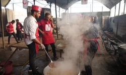 Türk Kızılay, Filistinliler için bağışlanan kurban etlerini Gazze'de dağıtmaya başladı