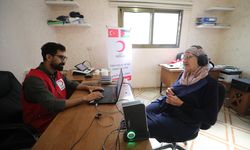 Türk Kızılay, Gazze'de İsrail saldırıları nedeniyle duyma kaybı yaşayan Filistinlilere işitme cihazı dağıttı