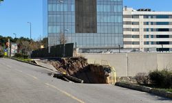 Ümraniye'de istinat duvarının yıkılması sonucu yol çöktü