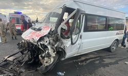 Van'da öğrenci servisi ile tırın çarpışması sonucu 14 kişi yaralandı