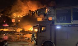 Adana'da hırdavat dükkanında çıkan yangına müdahale ediliyor