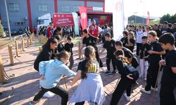 Adana'da öğrenciler 'Geleneksel Oyunlar Tırı'nda geçmişin oyunlarını deneyimledi