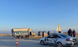 Afyonkarahisar'da kamyonet ile otomobil çarpıştı, 6 kişi yaralandı