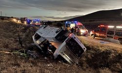 Afyonkarahisar'da yolcu otobüsü devrildi, 2 kişi öldü, 21 kişi yaralandı