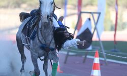 Akrobat baba-kız, geleneksel atlı savaş sanatını yaşatıyor