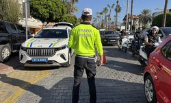 Alanya'da kask takmayan sürücülere önce ceza kesildi, sonra kask hediye edildi