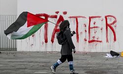 Almanya'da Filistin destekçileri Başbakanlık binasına kırmızı boyayla 'failler' yazdı