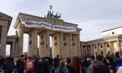 Almanya'da Filistin'e destek amacıyla tarihi Brandenburg Kapısı'na pankart asıldı