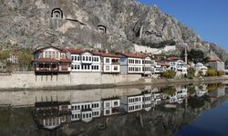 Amasya Yalıboyu Evleri'nin Yeşilırmak'a yansıması eşsiz manzara oluşturdu