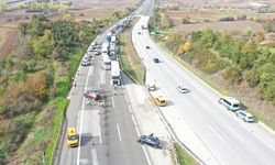 Anadolu Otoyolu'nda iki otomobilin çarpıştığı kazada 1 çocuk öldü, 4 kişi yaralandı