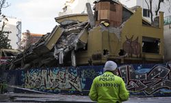 Ankara'da kontrollü yıkımı yapılan 5 katlı atıl bina çöktü
