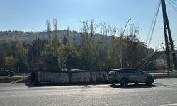 Ankara'da seyir halindeki tırın dorsesinin devrilmesi kamerada