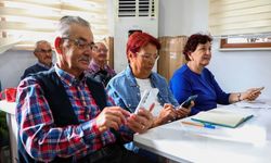 Antalya'da 60 yaş üstündekilere 'Akıllı Telefon Kullanımı Eğitimi' veriliyor