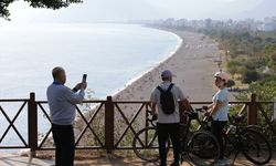 Antalya'da güneşli havayı fırsata çeviren vatandaşlar sahillerde yoğunluk oluşturdu