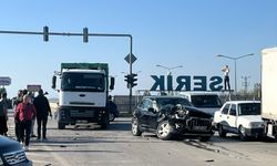 Antalya'da midibüs ile otomobilin çarpıştığı kazada 4 kişi yaralandı
