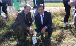 Ardahan Üniversitesi'nde 'kampüste dikili bir ağacın olsun' etkinliğinde fidanlar toprakla buluşturuldu
