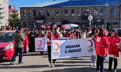 Ardahan'da Kızılay Haftası kapsamında çocuklarla farkındalık yürüyüşü düzenlendi