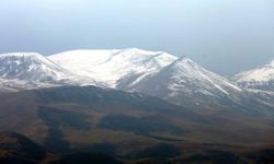 Ardahan'da yüksek kesimlere kar yağdı