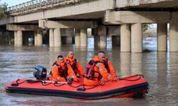 Arnavutluk'ta meydana gelen selden etkilenenler tahliye edildi