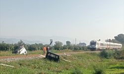 Aydın'da hemzemin geçitte trenin çarptığı kamyonetin sürücüsü yaralandı