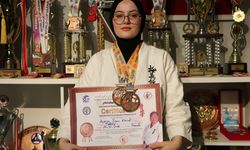 Babası öğretiyor karateci kızı madalyalar kazanıyor