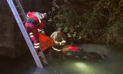 Bartın'da dere yatağına devrilen motosikletin sürücüsünü itfaiye kurtardı