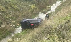 Bolu'da dereye devrilen otomobildeki 2 kişi yaralandı
