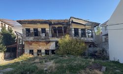 Burdur'da tehlike oluşturan metruk bina kontrollü şekilde yıkıldı