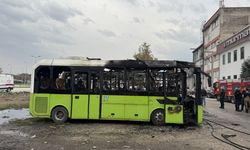 Bursa'da bakım için getirilen 3 halk otobüsü yandı