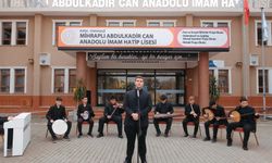 Bursa'da lise öğrencileri, Öğretmenler Günü dolayısıyla öğretmenlere ithafen yapılan besteyi seslendirdi