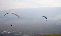 Bursa'da orman yangınında zarar gören alanlara yamaç paraşütüyle tohum serpildi