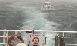 Çanakkale Boğazı'nda arızalanıp sürüklenen tekne kurtarıldı