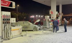 Çekmeköy'de yakıt alan otomobile çarpan araçta çıkan yangın söndürüldü