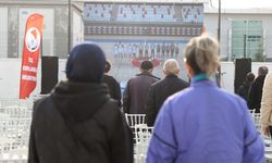 Cezalı takımlarının maçını salon dışındaki dev ekrandan izlediler