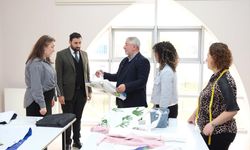 Çorum'da atık afişler kadın kursiyerlerin elinde çantaya dönüşüyor