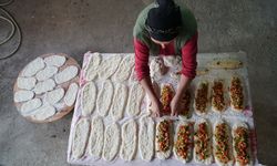 Çorum'da köylüler pidelerini taş fırınlarda pişirme geleneğini sürdürüyor