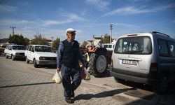 Depremin yaşandığı Sındırgı'da vatandaşlar günlük yaşama dönmeye çalışıyor