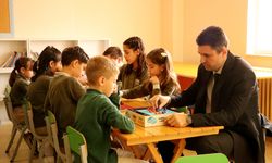 Doğuş öğretmen, öğrencilerini akıl ve zeka oyunlarıyla ekrandan uzak tutuyor