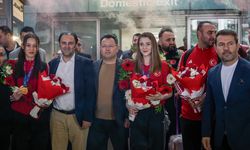 Dünya şampiyonu milli tekvandocular, Ankara'da çiçeklerle karşılandı