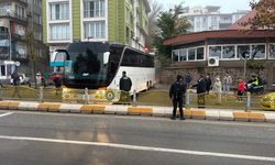 Edirne'de kayarak yolu kapatan otobüs trafiği kilitledi