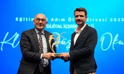 Eğitimde 1 Adım Ötesi Zirvesi'nde ödül töreni düzenlendi