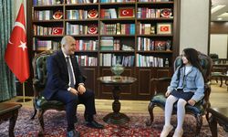 Elazığ Valisi Hatipoğlu, valilik hayali kuran küçük kızı makamında ağırladı