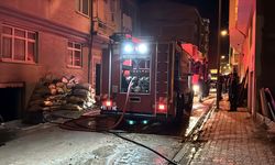 Elazığ'da bir binanın çatısında çıkan yangın söndürüldü