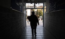 Emekliye ayrılan öğretmen 36 yıl sonra eski okulunda tahta karşısına geçti