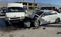 Erzincan'da 3 aracın karıştığı zincirleme trafik kazasında 2 kişi yaralandı