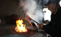 Erzurum'un son ustalarından Fuat Kavgacı 61 yıldır kalaycılık ateşini söndürmüyor