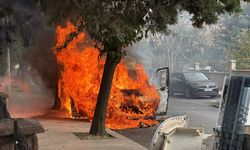 Esenyurt'ta alev alan servis minibüsü kullanılamaz hale geldi